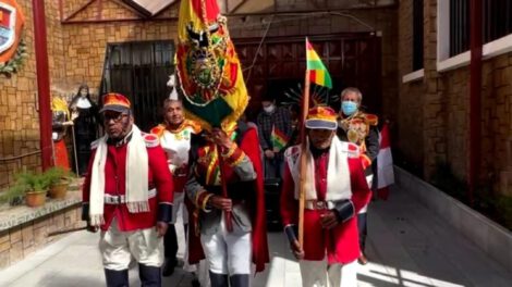 Hogar La Sagrada Familia rindiendo homenaje a Bolivia