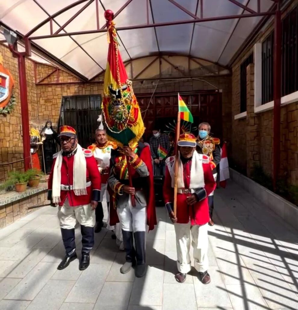 Hogar La Sagrada Familia rindiendo homenaje a Bolivia
