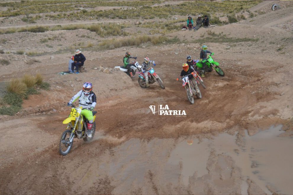 Competencia de motociclismo en Oruro