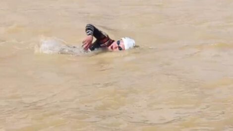 Nadadores orureños en el Desafío La Angostura 2025