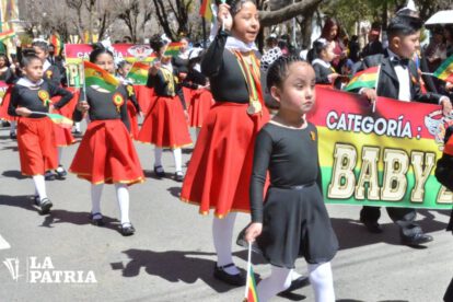 Civismo en Oruro durante el desfile del 6 de agosto