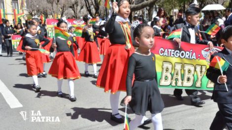 Civismo en Oruro durante el desfile del 6 de agosto