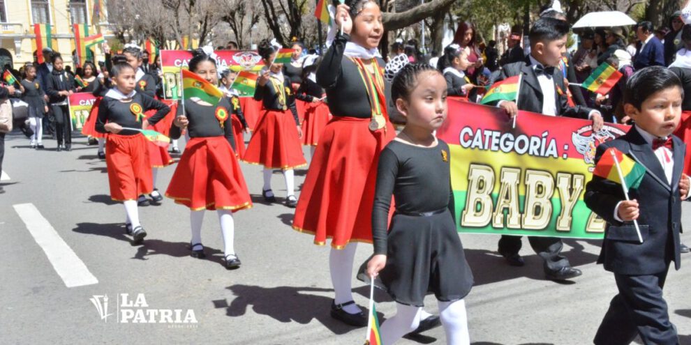 Civismo en Oruro durante el desfile del 6 de agosto