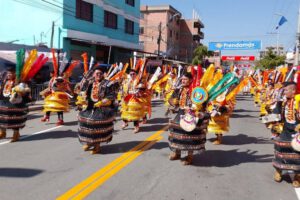 Miles de fieles celebran la entrada folklórica de Urkupiña