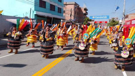Miles de fieles celebran la entrada folklórica de Urkupiña