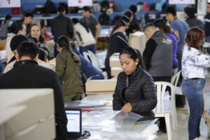 Armado de maletas electorales en Santa Cruz