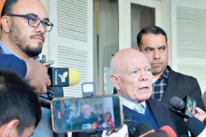 El presidente del TSE, Oscar Hassenteufel, acompañado por el vocal Gustavo Ávila