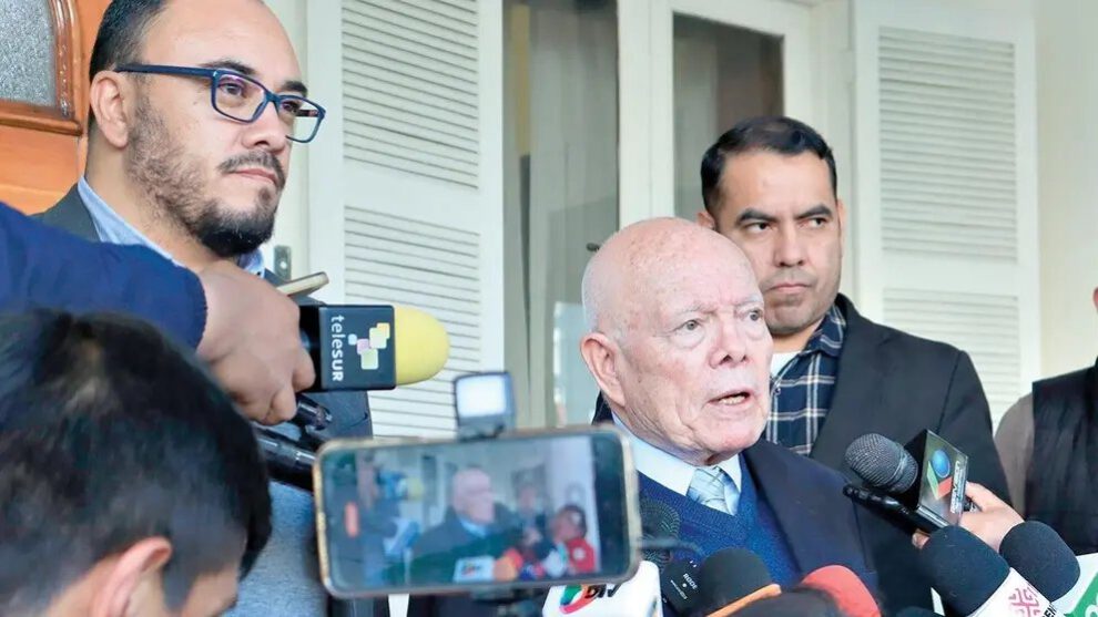 El presidente del TSE, Oscar Hassenteufel, acompañado por el vocal Gustavo Ávila