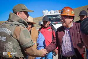 Camino asfaltado hacia el Salar de Uyuni