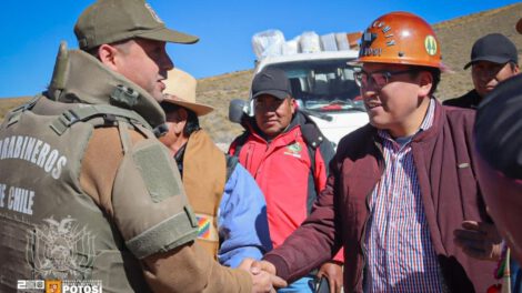 Camino asfaltado hacia el Salar de Uyuni