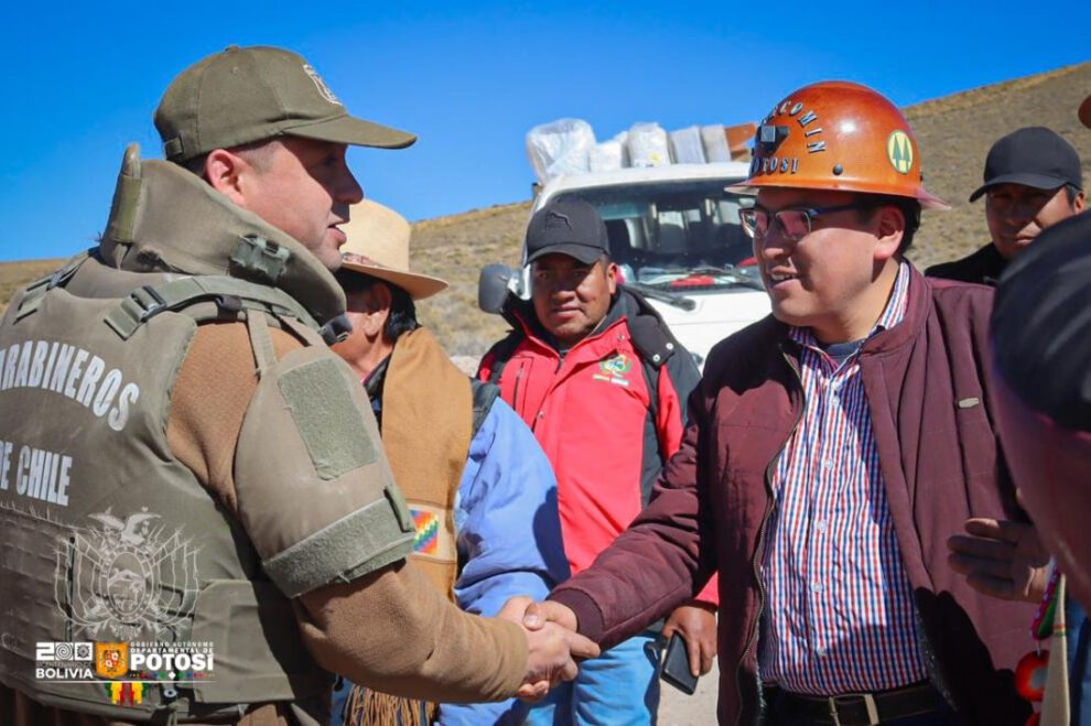 Camino asfaltado hacia el Salar de Uyuni