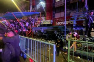 Gradería colapsa en la entrada de Urkupiña