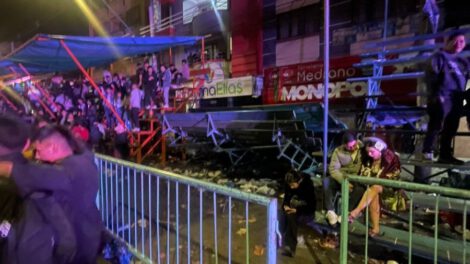 Gradería colapsa en la entrada de Urkupiña