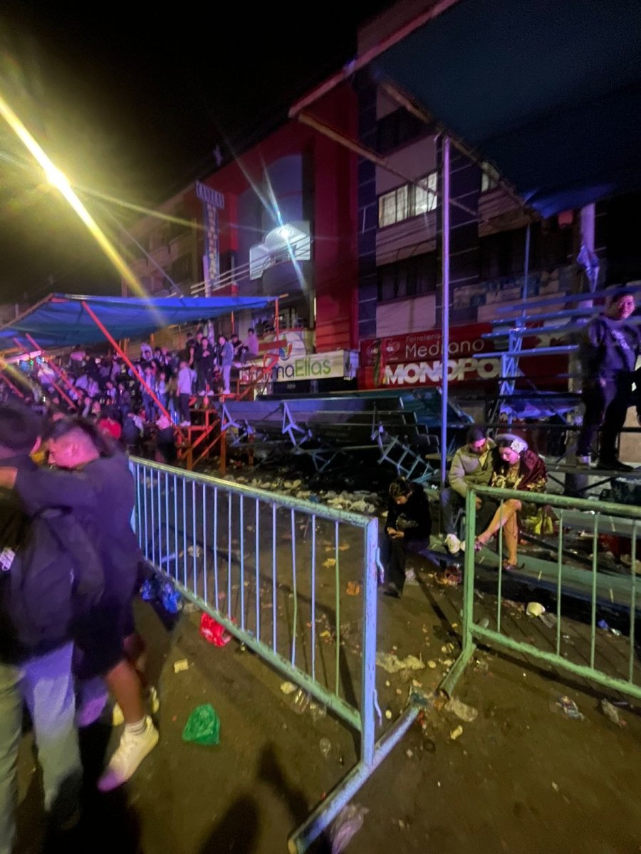 Gradería colapsa en la entrada de Urkupiña