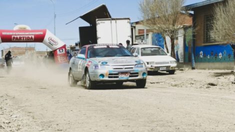 Competencia de automovilismo en Oruro