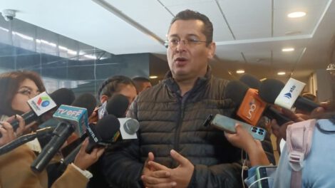 Whalty Egüez exige suspender sesión sobre contratos de litio