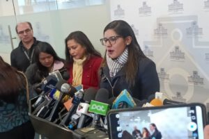 Lissa Claros se opone a contratos de litio