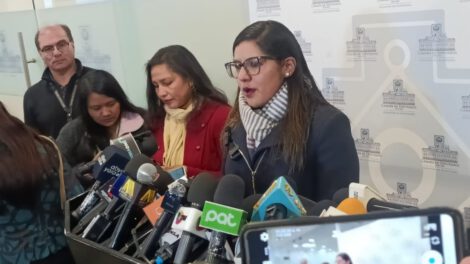 Lissa Claros se opone a contratos de litio