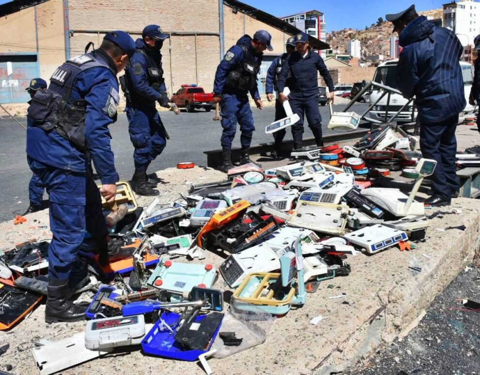 Destrucción de balanzas descalibradas en Oruro