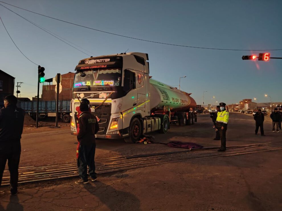 Chofer de cisterna atropella y mata en Oruro