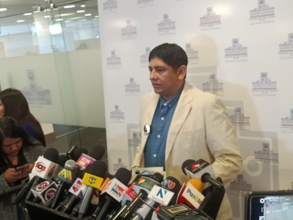 Rolando Cuéllar renuncia a candidatura como senador por Santa Cruz