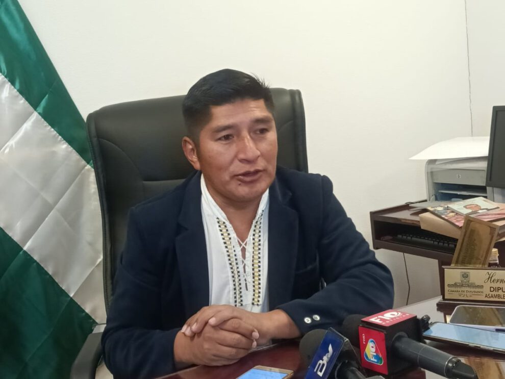 Diputado del MAS defiende contrato de litio en el Salar de Uyuni