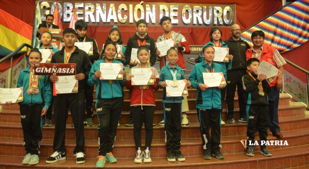 Deportistas destacados en Oruro reconocidos por la Gobernación