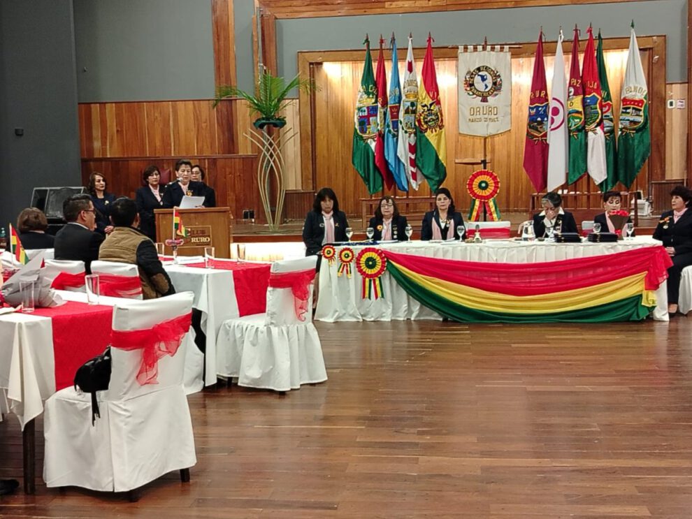 Mesa Redonda Panamericana de Oruro premió a líderes y entidades con medalla al mérito