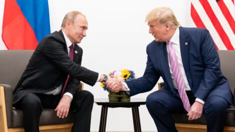 Trump y Putin se reúnen en Alaska para preparar cumbre trilateral