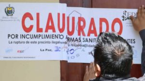 Clausura de ópticas y centros médicos en La Paz