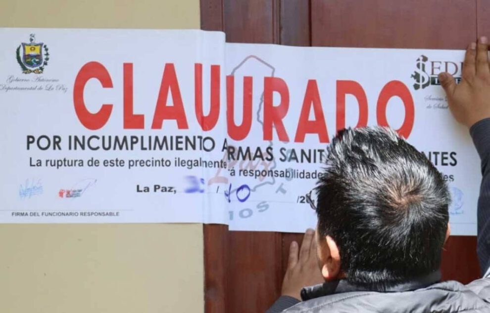 Clausura de ópticas y centros médicos en La Paz