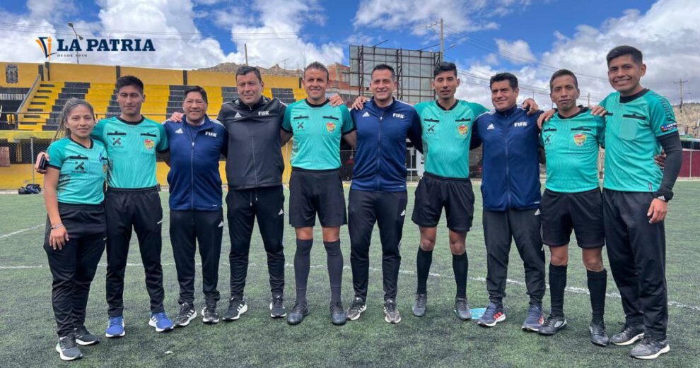 Árbitros orureños reciben insignias PRO