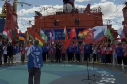 Estudiante boliviana ondea bandera nacional en expedición al Polo Norte