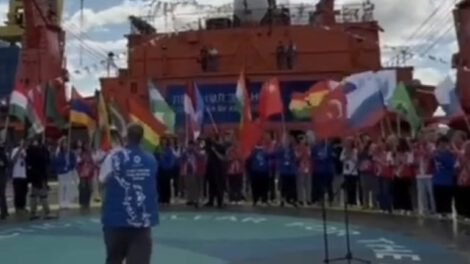 Estudiante boliviana ondea bandera nacional en expedición al Polo Norte