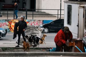 Pobreza en Argentina cae al 29,6% en julio
