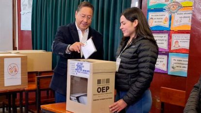 Transición democrática en Bolivia con Luis Arce votando