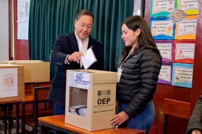 Transición democrática en Bolivia con Luis Arce votando