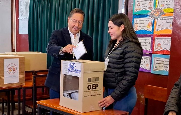 Transición democrática en Bolivia con Luis Arce votando