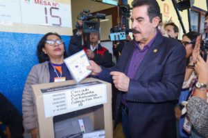 Manfred Reyes Villa emite su voto en Cochabamba
