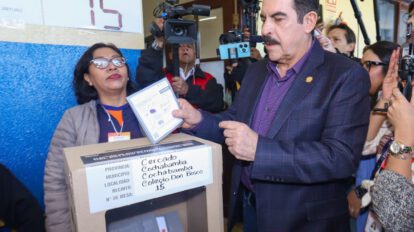 Manfred Reyes Villa emite su voto en Cochabamba