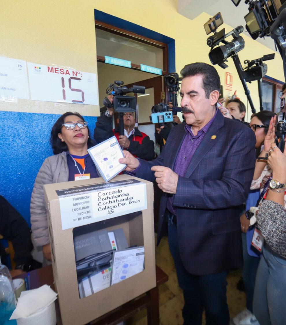 Manfred Reyes Villa emite su voto en Cochabamba