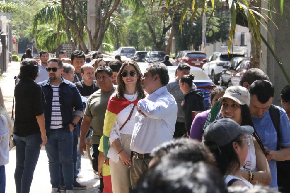 Bolivianos votan en Paraguay en la Embajada de Bolivia