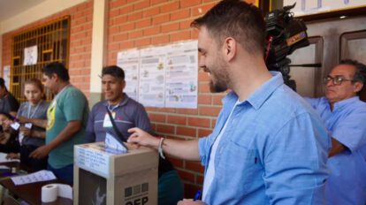 Eduardo del Castillo votando en Santa Cruz