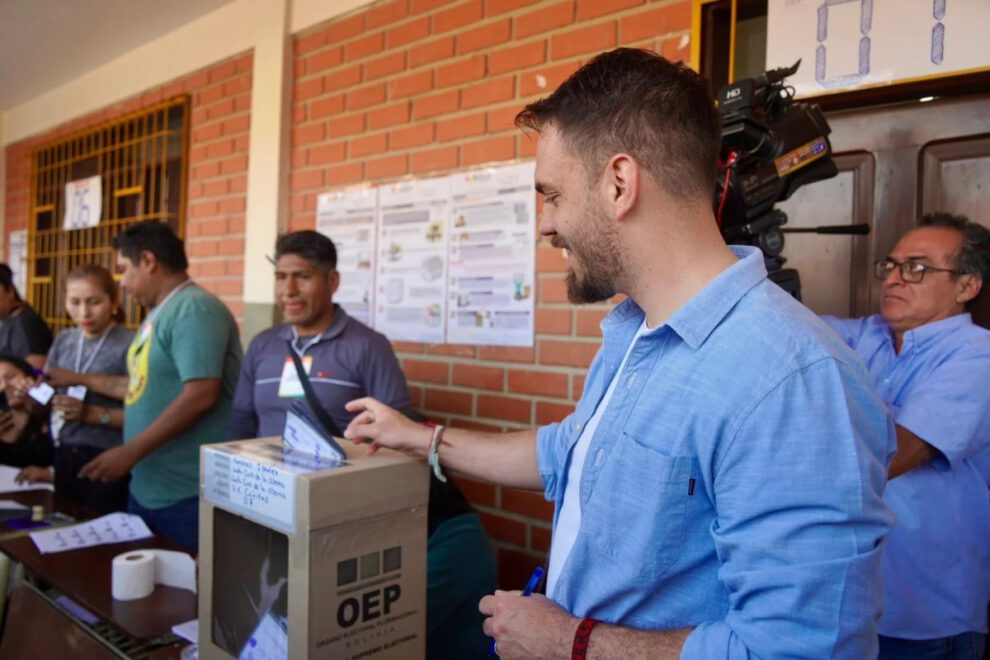 Eduardo del Castillo votando en Santa Cruz