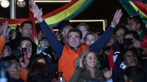 Rodrigo Paz celebra primer lugar preliminar