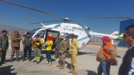 Gobierno despliega aeronaves para combatir incendios en Santa Cruz