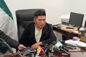 Diputado Hernán Hinojosa defiende contrato de litio