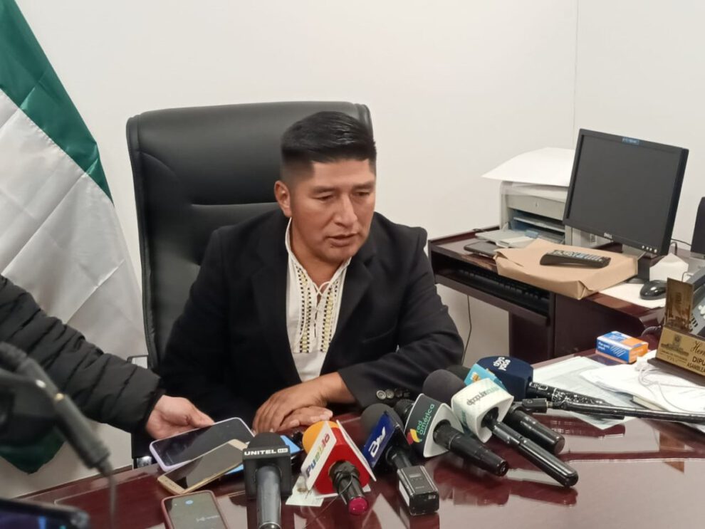 Diputado Hernán Hinojosa defiende contrato de litio