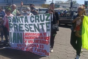 Pacientes con cáncer marchan en Santa Cruz