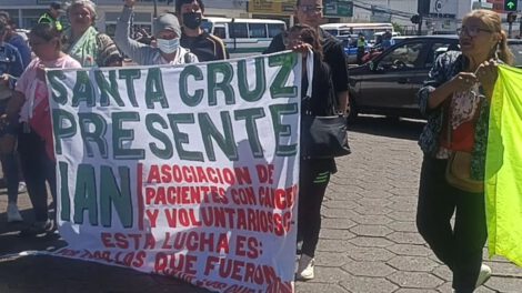 Pacientes con cáncer marchan en Santa Cruz